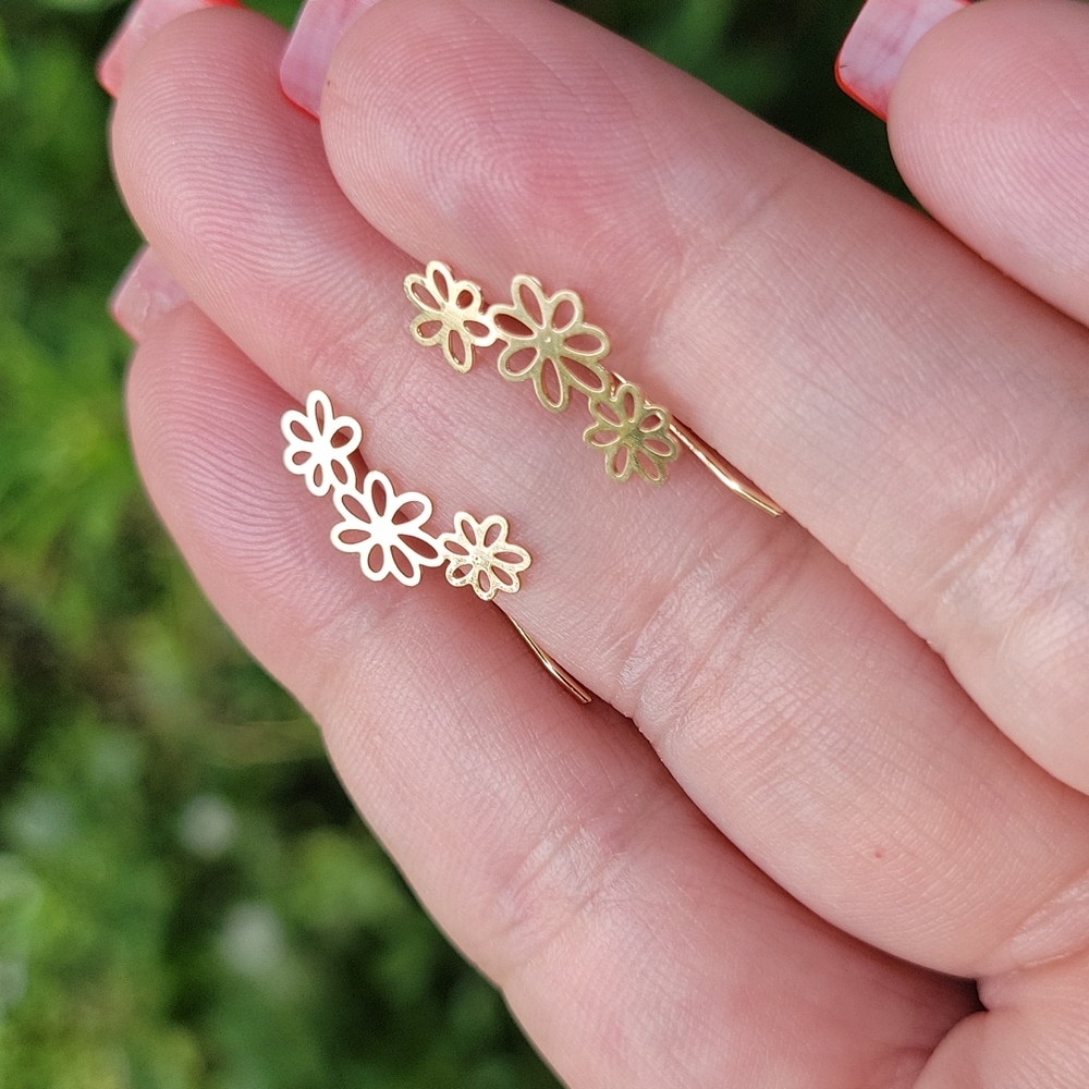 Hollow Cut Gold Daisy Loop Climbers - Picture 6 of 6